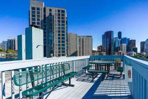 balcón con bancos y mesa con vistas al perfil urbano en Luxury Downtown Studio King Bed City View en Seattle