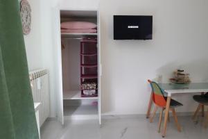 a white room with a desk and a table and a table and chair at Sole apartments in Sarno