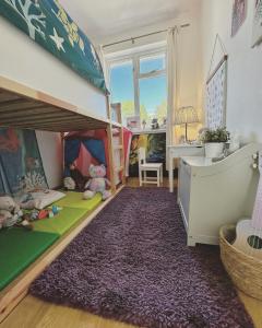 - une chambre pour enfants avec des lits superposés et un bureau dans l'établissement Urban oasis entire house 3 beds 2 living room expansive garden, à Eltham