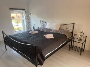 Giường trong phòng chung tại Ferienwohnungen Sieversdorf