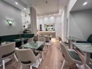 um restaurante com mesas e cadeiras e um balcão em Hotel Sorrento City em Sorrento