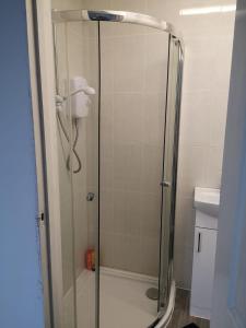 eine Dusche mit Glastür im Bad in der Unterkunft Freedom park villas room 1 in Plymouth