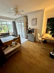 - une chambre avec un lit et un bureau dans l'établissement Urban oasis entire house 3 beds 2 living room expansive garden, à Eltham