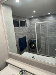 baño con lavabo y espejo grande en Apartment in heart of Lahore en Lahore
