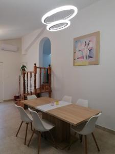 Apartments Villa Julia في تروغير: غرفة طعام مع طاولة وكراسي خشبية