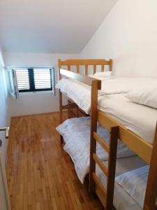 2 stapelbedden in een kamer met een raam bij Apartments Villa Julia in Trogir