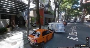 ein orangefarbenes Auto steht auf einer Stadtstraße in der Unterkunft Flat no melhor local do Centro/Batel in Curitiba