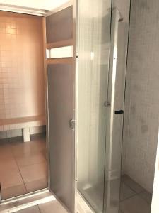 eine Dusche mit Glastür im Bad in der Unterkunft Flat no melhor local do Centro/Batel in Curitiba