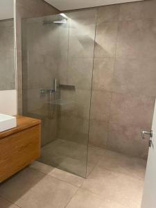 y baño con ducha y puerta de cristal. en JustlikeHome - Prime Selection II - Loft, en Bochum