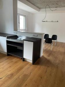 cocina con encimera y sillas en una habitación en JustlikeHome - Prime Selection II - Loft, en Bochum