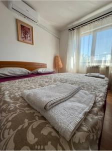 1 dormitorio con 1 cama con 2 toallas en Sport Hostel Cluj, en Cluj-Napoca