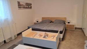 una camera con letto e scatola di Ferienwohnung Jungpfalzstieg a Rinnthal