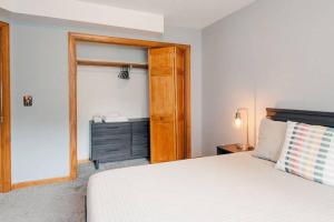 een slaapkamer met een wit bed en een houten deur bij Kinston Getaway #1 in Kinston