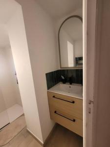 Ένα μπάνιο στο Joli 2 pièces rénové à proximité des plages