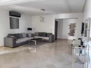 Luxurious apartment city center في فاس: غرفة معيشة مع أريكتين وطاولة