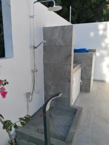 baño con ducha y escalera con ducha en LaVa Villa, en Ayia Napa
