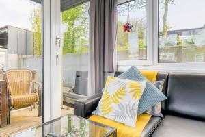 een woonkamer met een bank en een glazen tafel bij Charming and cozy Houseboat near Giethoorn in Zwartsluis