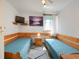 Zimmer mit 2 Betten und einem Fenster in der Unterkunft Gospodarstwo agroturystyczne Pod Świerkami in Berezka