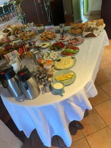 una mesa con un buffet de comida. en Grojecka Ostoja en Grojec