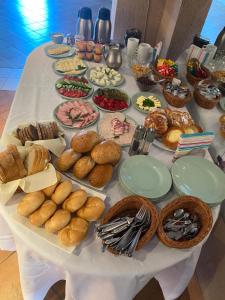 una mesa con un montón de diferentes tipos de comida en Grojecka Ostoja en Grojec
