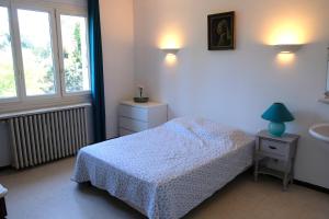 een slaapkamer met een bed, een raam en een wastafel bij Maison calme avec piscine près de Cassis in Carnoux