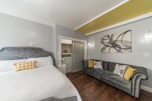 een slaapkamer met een bed en een bank bij 3 bedroom in Brooklyn