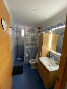 een badkamer met een toilet, een wastafel en een douche bij Apartamento La Gavina SOLO FAMILIAS in Playa de Gandia