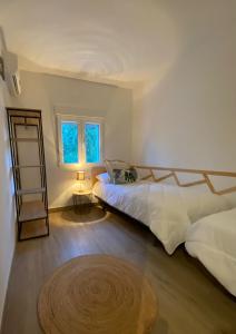 Postel nebo postele na pokoji v ubytování Habitaciones con baño sin cocina ni salón Sierra de las Villas