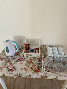 Příslušenství pro přípravu čaje a kávy v ubytování Bed and Breakfast Palac
