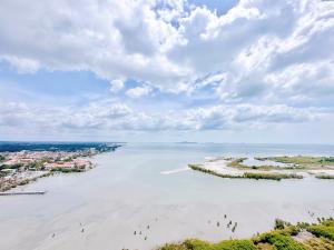 una vista aérea de un río con una playa en Silver Scape Residence Melaka Raya By Heystay Management en Melaka