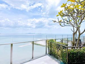 balcón con vistas al océano en Silver Scape Residence Melaka Raya By Heystay Management en Melaka