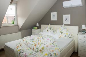 um quarto com uma cama branca com almofadas em Ferienhaus Eisenach em Eisenach