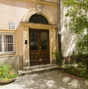 an entrance to a building with a wooden door at Krakowskie Przedmieście "Night and Day" in Warsaw