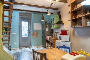 Una cocina con una mesa de madera y un comedor. en Unique stylish house in beautiful Graça, en Lisboa