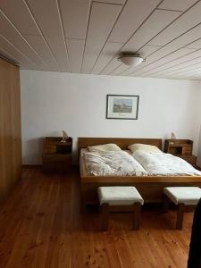 una camera con un grande letto e un soffitto di Ferienwohnung Josef a Hennef