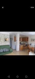 ネルハにあるBurriana Edf Hawayのキッチン、リビングルーム(緑のソファ付)