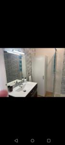 ネルハにあるBurriana Edf Hawayのバスルーム(シンク、鏡、シャワー付)