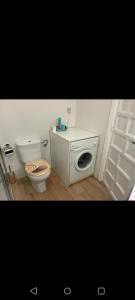 ネルハにあるBurriana Edf Hawayのバスルーム(トイレ、洗濯機付)