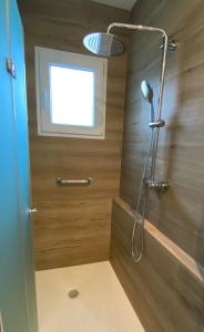 a shower in a bathroom with a window at Apartamento Las Escocesas in Mogón