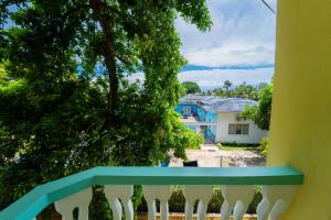 una vista desde el balcón de una casa en Villa Suites in Runaway Bay, en Runaway Bay