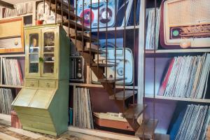 una habitación con una estantería llena de discos en Unique stylish house in beautiful Graça, en Lisboa