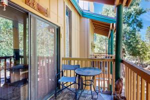 een veranda met een tafel en twee stoelen erop bij Casa Feliz in Tahoe Vista
