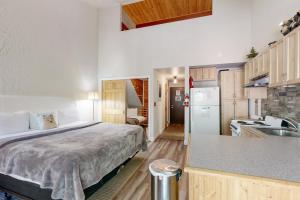 タホ・ビスタにあるCasa Felizの小さなベッドルーム(ベッド1台付)、キッチンが備わります。