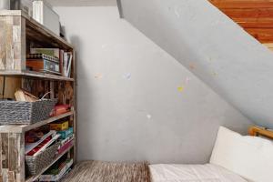 タホ・ビスタにあるCasa Felizの白い壁のベッドルーム1室(蝶が壁に描かれた)
