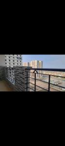 einen Balkon mit Stadtblick und Gebäuden in der Unterkunft Résidence Abdel Rahman in Mostaganem