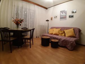 uma sala de estar com um sofá roxo e uma mesa em Da Federico em Trieste