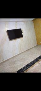 ein Bad mit einer Marmoroberfläche und einem Fenster in der Unterkunft Résidence Abdel Rahman in Mostaganem
