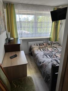 Cama ou camas em um quarto em Pokoje i apartamenty Aga Centrum