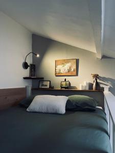 Schlafzimmer mit einem Bett mit Kopfteil in der Unterkunft Maisonnette individuelle au coeur de Vernon in Vernon