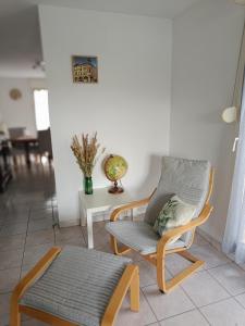 salon z krzesłem i stołem w obiekcie Le gîte des Prémontrés w mieście Pont-à-Mousson